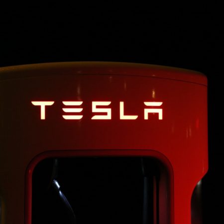 Tesla compra Bitcoin