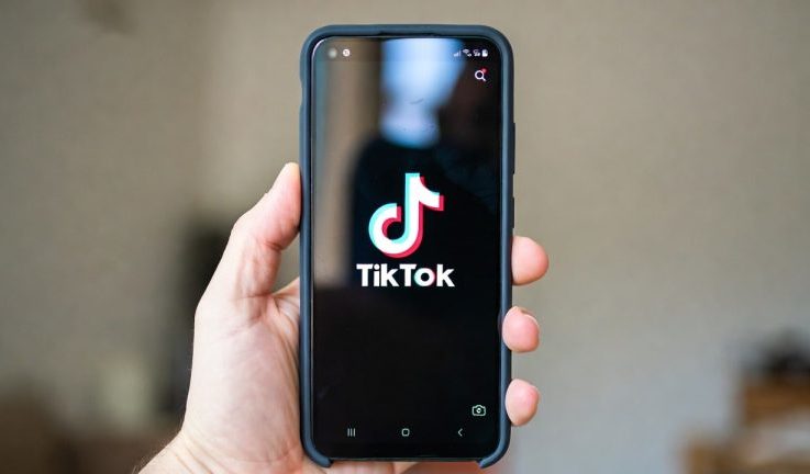 La Comisión Europea señala a TikTok por incorporar características adictivas en su aplicación móvil.